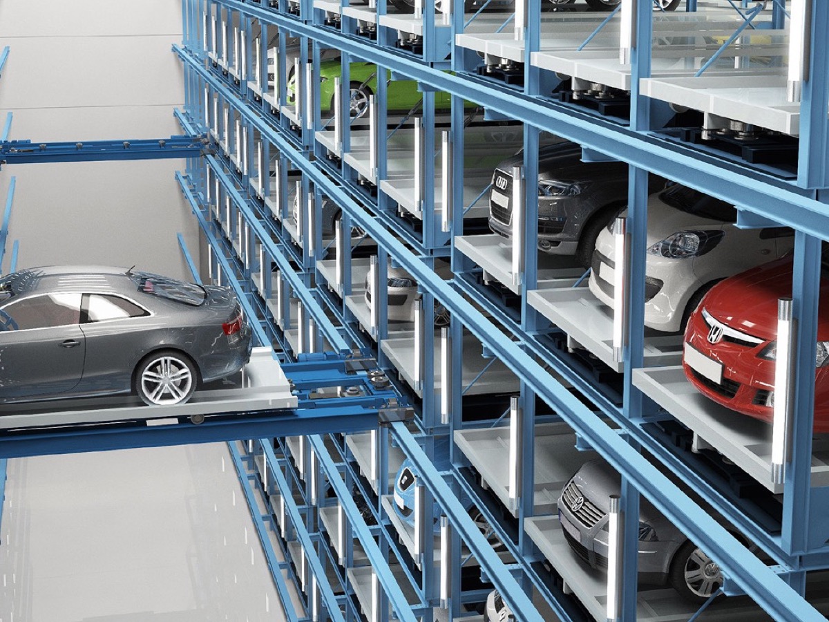 Rack and rail system with a shuttle carrying a vehicle between storage racks